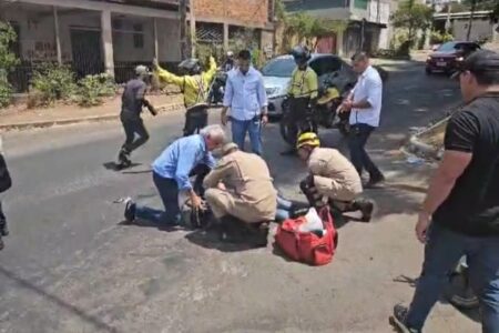 pessoas socorrendo vitimas de acidente