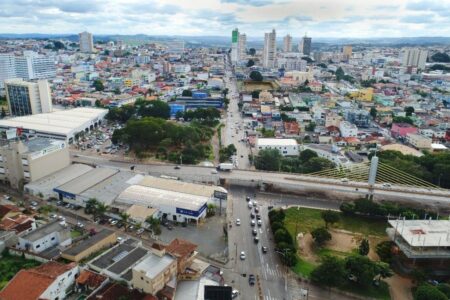 Imagem mostra a vista aérea de uma cidade