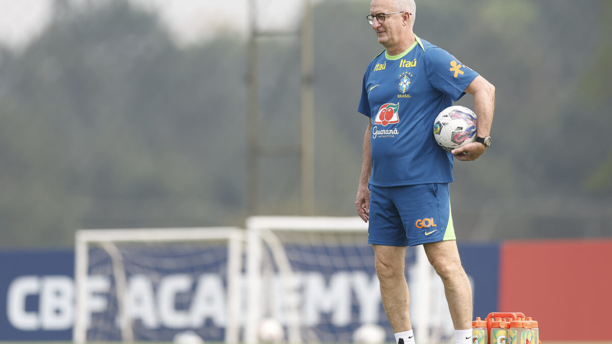 Dorival Júnior observando o treino da Seleção Brasileira