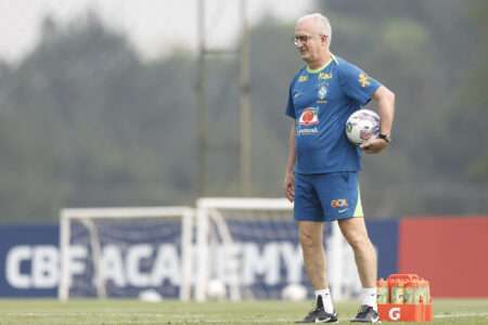 Dorival Júnior observando o treino da Seleção Brasileira