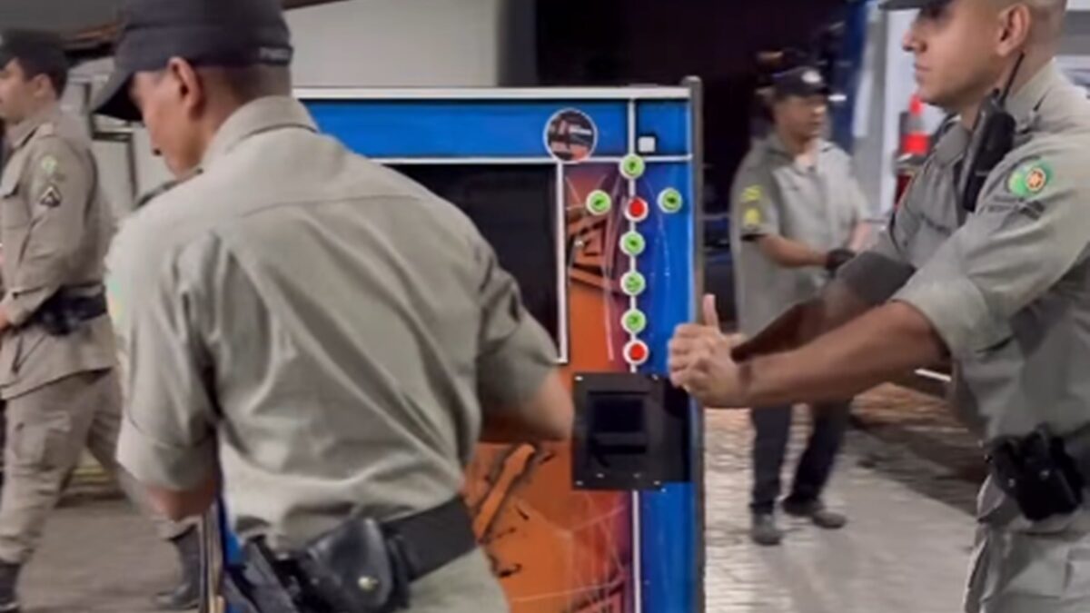 PM apreende oito máquinas caça-níqueis em bar de Goiânia