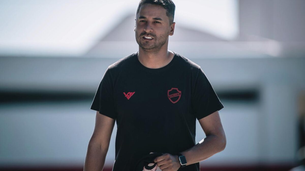 Tutti Mendes com a camisa do Vila Nova