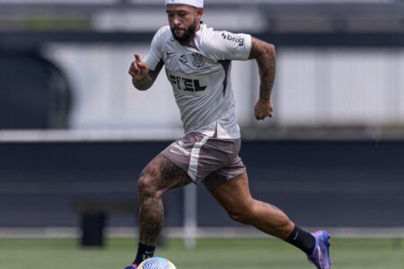 Memphis Depay correndo no CT do Corinthians