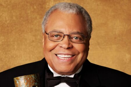 James Earl Jones, o prolífico ator de cinema, TV e teatro com tom de voz imponente e inconfundível que ficou mundialmente conhecido como a voz do vilão Darth Vader em "Star Wars" e do leão Mufasa em "O Rei Leão", morreu na manhã de segunda-feira em sua casa no Condado de Dutchess, N.Y., confirmou a Variety. Ele tinha 93 anos.