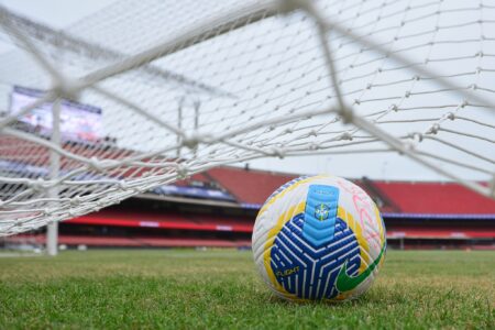 Bola da CBF em um gramado de futebol