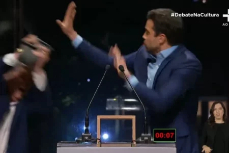 Datena x Marçal: RedeTV parafusa cadeiras ao chão para debate Datena deu uma cadeirada no ex-coach Pablo Marçal em debate na TV Cultura