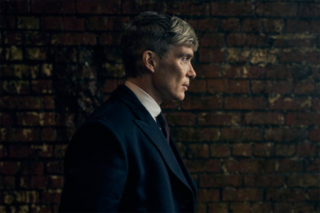 Tommy Shelby está oficialmente de volta! A Netflix compartilhou uma primeira foto de Cillian Murphy retornando como o icônico personagem junto com a notícia de que a produção do filme de "Peaky Blinders" já começou.