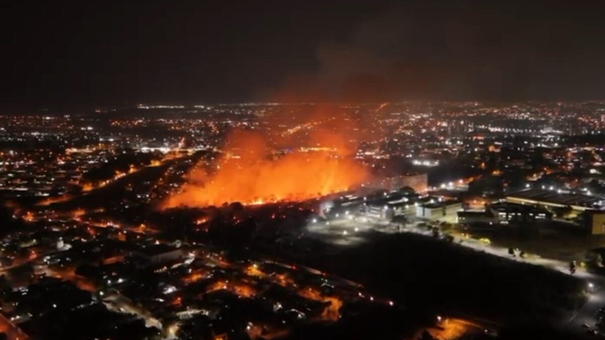 Incêndio às margens da BR-153 consome mata e assusta estudantes da Unip, em Goiânia (Imagem: TNA Drones)
