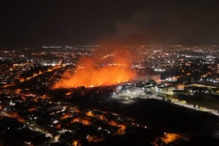 Incêndio às margens da BR-153 consome mata e assusta estudantes da Unip, em Goiânia (Imagem: TNA Drones)