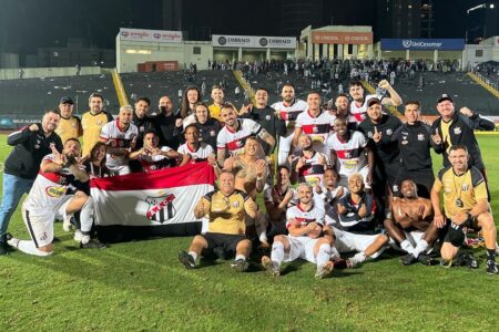 Jogadores do Anápolis comemorando a vaga na final