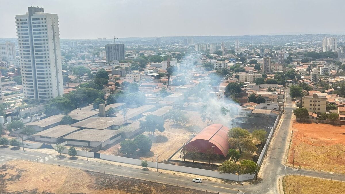 Incêndio atinge colégio na Vila dos Alpes, em Goiânia; assista ao vídeo Gravação mostra a fumaça se espalhando em direção aos prédios