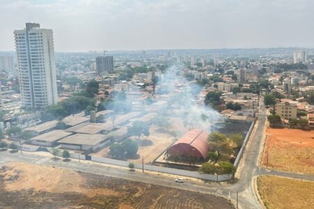 Incêndio atinge colégio na Vila dos Alpes, em Goiânia; assista ao vídeo Gravação mostra a fumaça se espalhando em direção aos prédios
