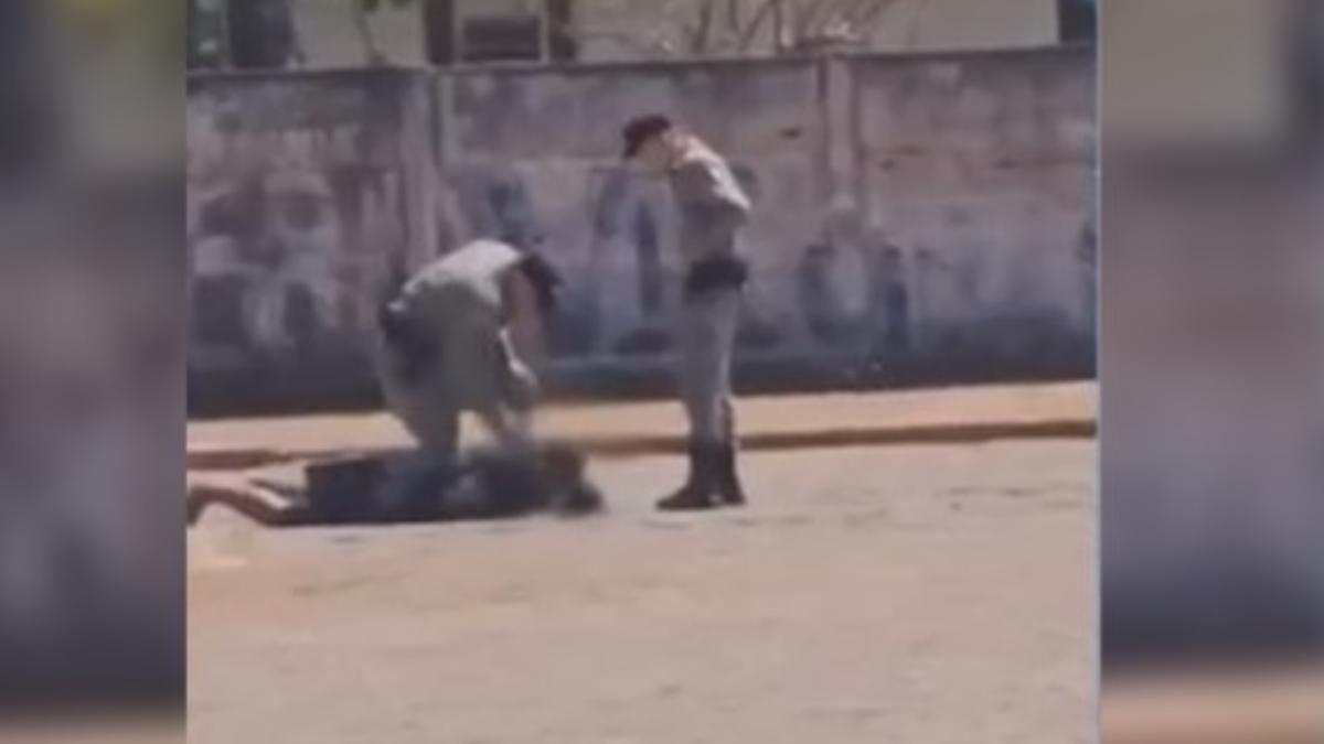 Momento em que homem apanha da PM em Crixás (Foto: Reprodução)