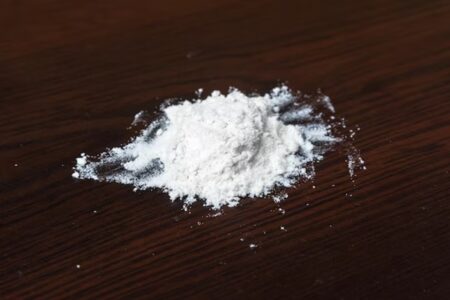 Brasileira é presa em aeroporto na Índia após engolir 124 cápsulas de cocaína A mulher está presa e internada