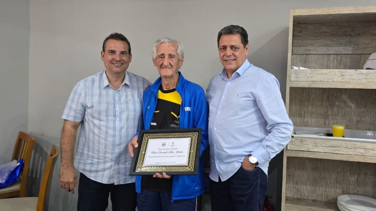 Urias Crescente ao lado de André Pitta e Ronei Freitas