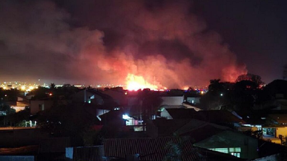 Incêndio que atingiu área do Aeroporto Santa Genoveva foi controlado após 5 horas Dois voos foram afetados pela fumaça no local