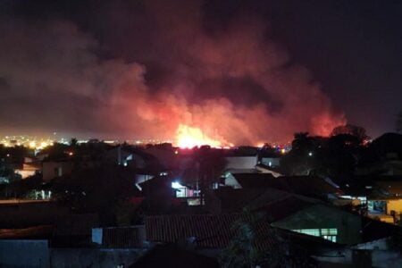 Incêndio que atingiu área do Aeroporto Santa Genoveva foi controlado após 5 horas Dois voos foram afetados pela fumaça no local