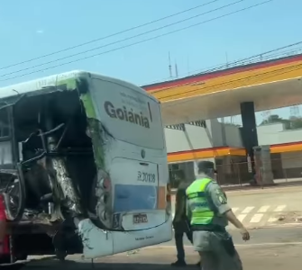 Imagem de ônibus batido