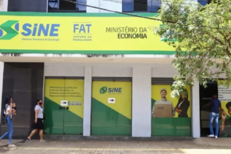 Imagem colorida mostra a entrada do Sine Goiânia