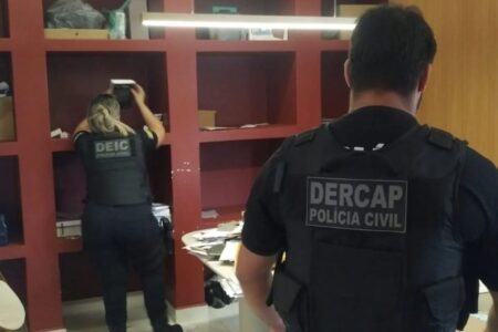 Imagem de dois policiais em operação da PCGO