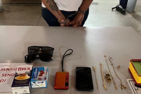 Doméstica é presa após furtar joias, celular e óculos em condomínio de luxo em Goiânia Mulher furtou até alianças e uma câmera fotográfica