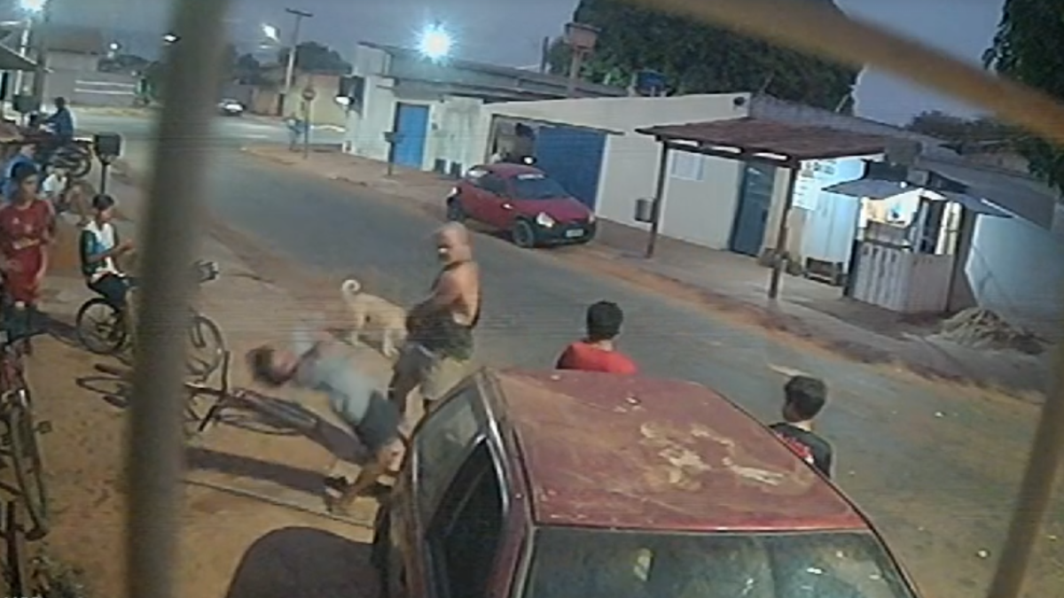 Trindade: criança agredida por fisiculturista por pegar manga em quintal fraturou ombro, diz PM