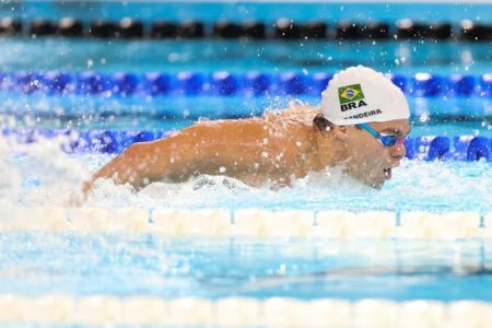 Gabriel Bandeira em ação na piscina