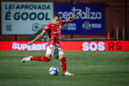 Elias atuando com a camisa do Vila Nova