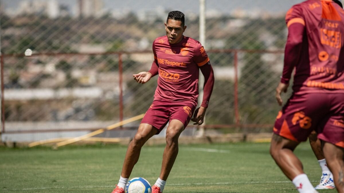 Igor Henrique em ação com a camisa do Vila Nova