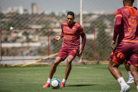 Igor Henrique em ação com a camisa do Vila Nova