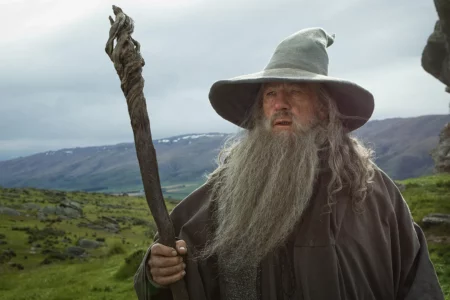 Ian McKellen, que interpretou o adorado peregrino cinza Gandalf nos três primeiros filmes de "O Senhor dos Anéis", bem como nos filmes prequel de "O Hobbit", revelou que já há mágica nos bastidores para trazê-lo de volta.