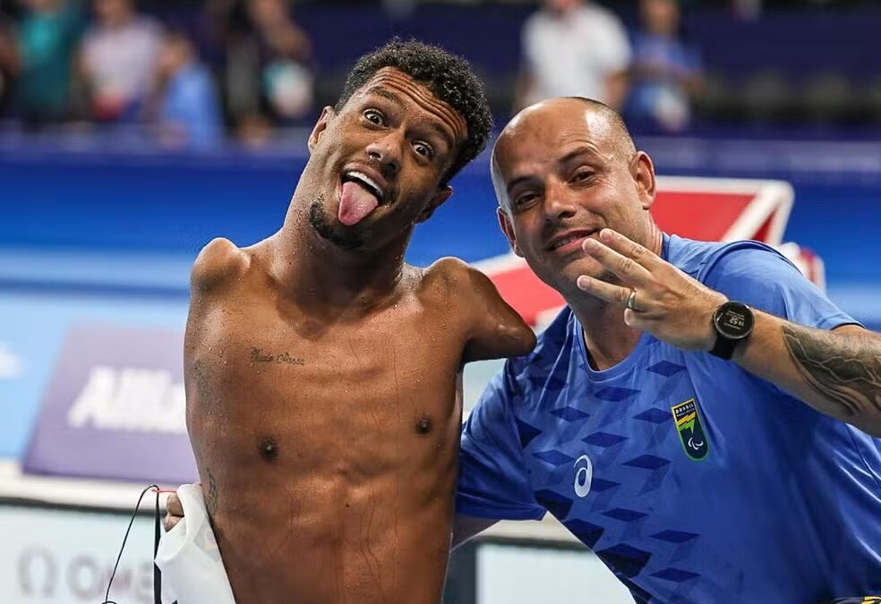 Gabrielzinho ao lado do treinador