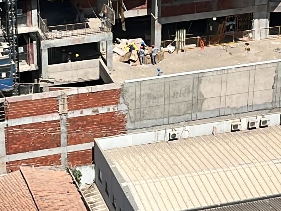 Imagem que mostra plataforma de onde operários despencaram, em Goiânia