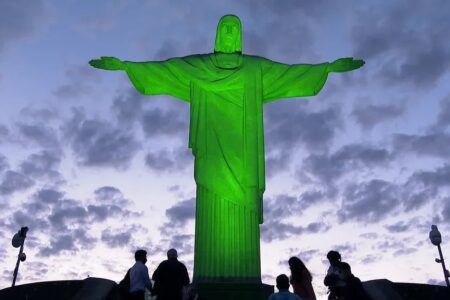 Cristo Redentor e Obelisco do Ibirapuera são iluminados em verde no Dia Nacional do Cerrado