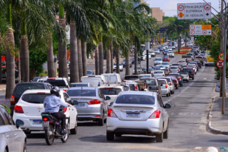 Imagem mostra uma avenida cheia de carros