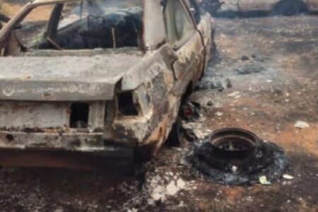 Mulher é presa em Ipameri após causar incêndio durante briga com o namorado Suspeita ateou fogo em dois automóveis e chamas se alastraram