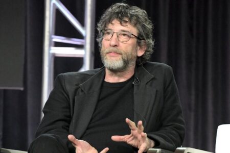 A Disney está pausando sua adaptação de “The Graveyard Book” após acusações de agressão sexual feitas contra o autor do livro, Neil Gaiman.