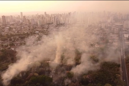 Imagem aérea e colorida mostra muita fumaça no Jardim Botânico em Goiânia.