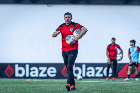 Umberto Louzer comandando treino no CT do Dragão