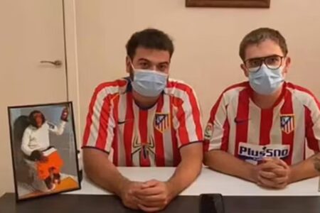 Torcedores do Atlético de Madrid ao lado da foto de um macaco