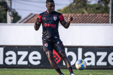 Joel Campbell treinando no CT do Dragão