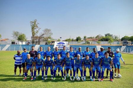 Elenco do Uruaçu perfilado em campo