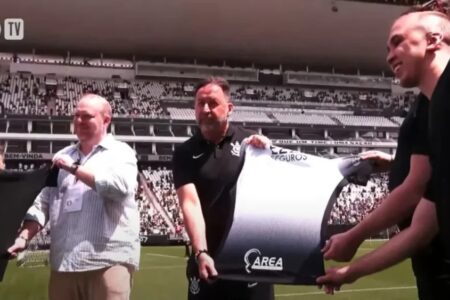 Augusto Melo exibindo a camisa do Corinthians com novo patrocínio