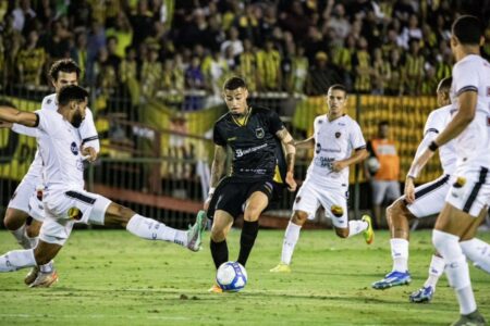 Jogador do Volta Redonda sendo marcado