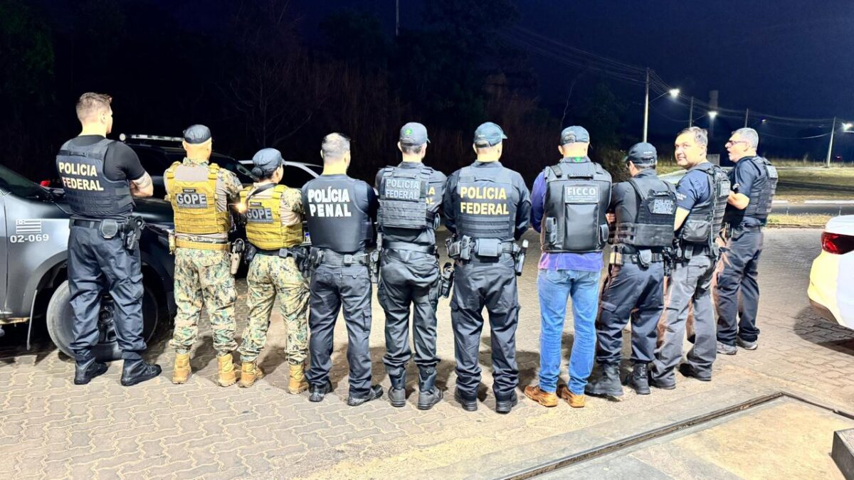 Policiais reunidos em operação contra o tráfico de drogas em Goiás. Suspeitos de tráfico tem atuação em Pirenópolis e Corumbá (Foto: divulgação/PF)