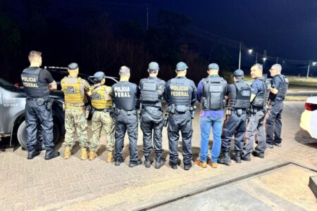 Policiais reunidos em operação contra o tráfico de drogas em Goiás. Suspeitos de tráfico tem atuação em Pirenópolis e Corumbá (Foto: divulgação/PF)