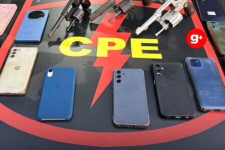 Armas e celulares apreendidos após confronto com a PM