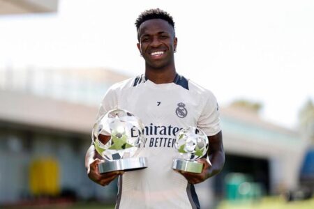 Vinicius Jr com premio de melhor jogador da Liga dos Campeões 2023 2024