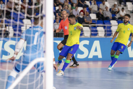 Brasil em quadra diante da Costa Rica