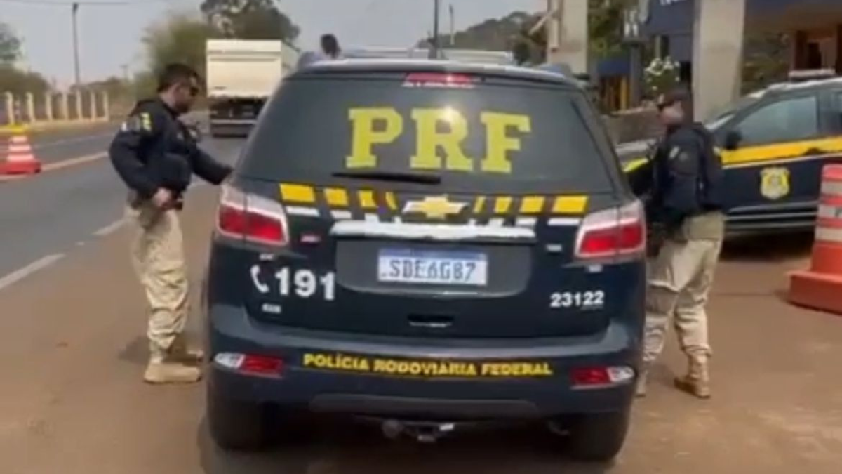 Imagem colorida mostra uma viatura da Polícia Rodoviária Federal